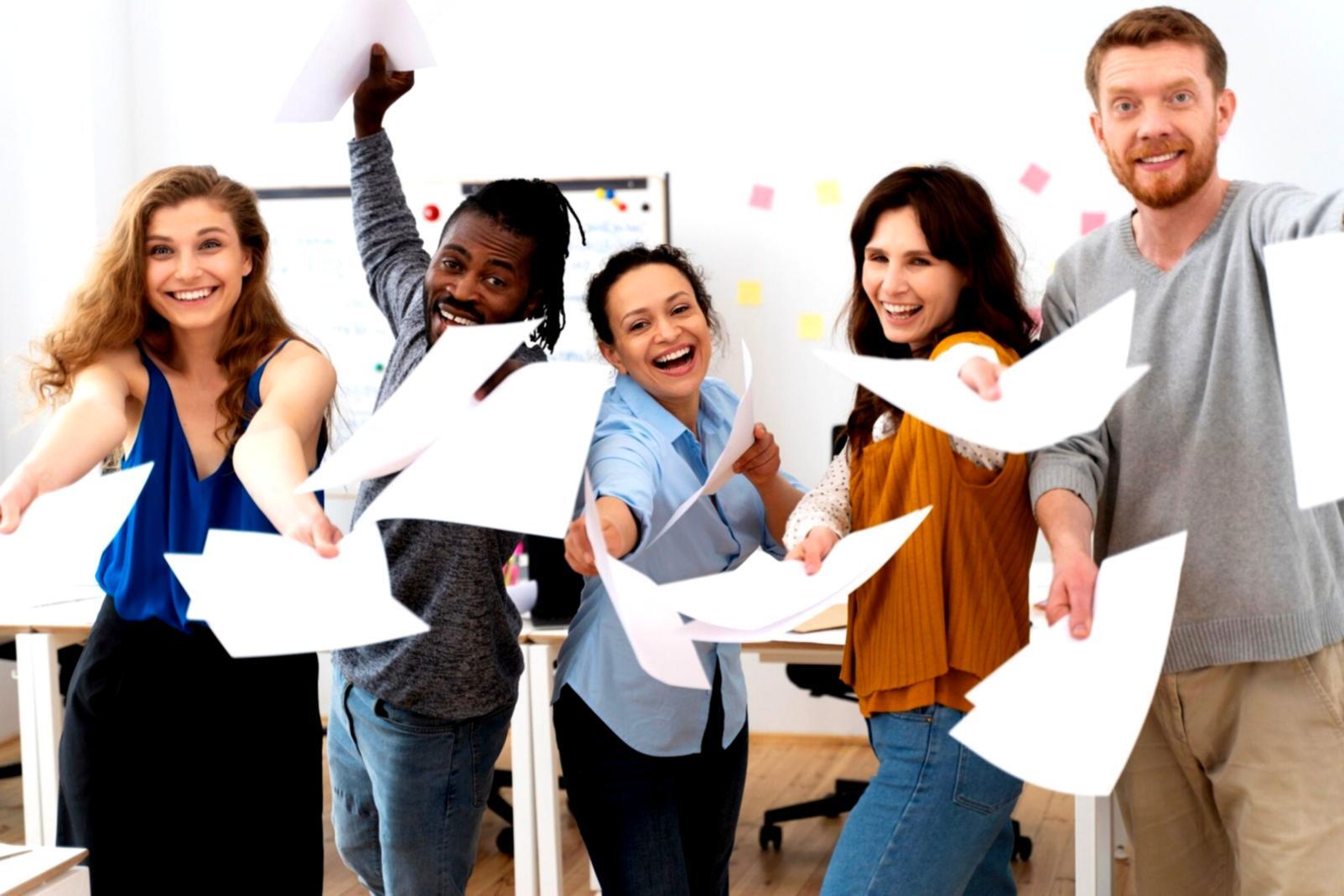 Oxelumariq educator reviewing participant progress during personalized financial planning session